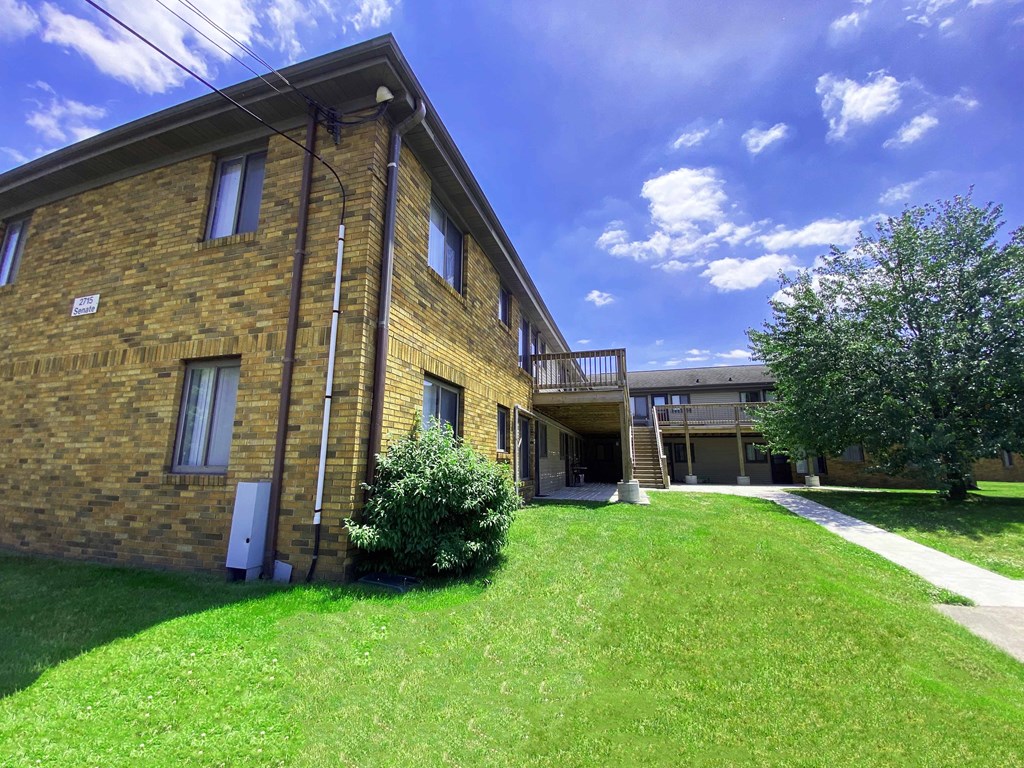 Lansing Apartments Exterior of Amber Square Apartments in Lansing, MI