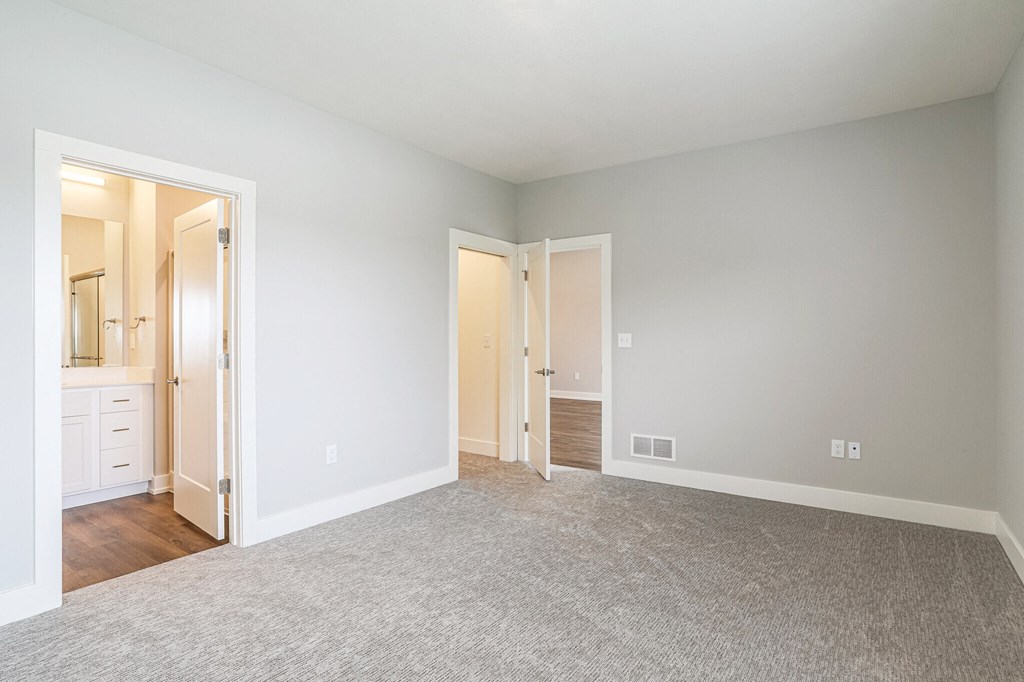 Bedroom with ensuite bath in apartments in Traverse City | Bayview of Traverse City