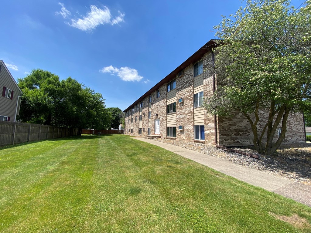 Apartments in Lansing, MI Exterior at Blue Spruce Apartments