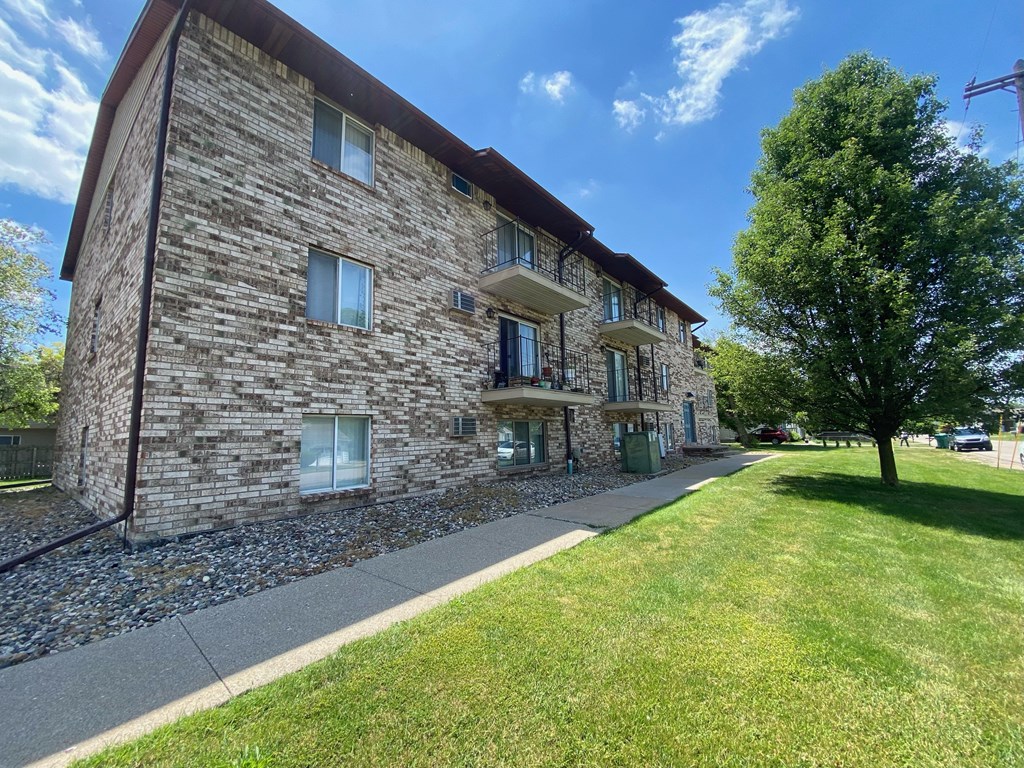 Apartments in Lansing, MI Exterior at Blue Spruce Apartments