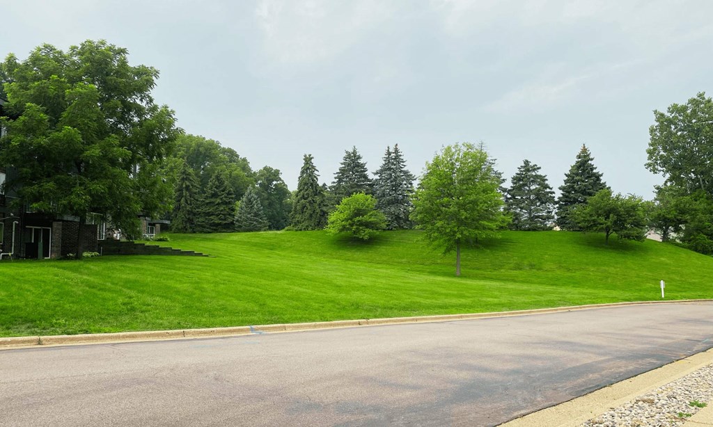 Grounds at Briarlane Apartments in Grand Rapids, MI