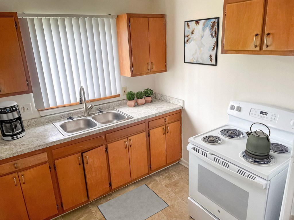 Spacious kitchen in East Lansing Apartments near Michigan State University | Brookport