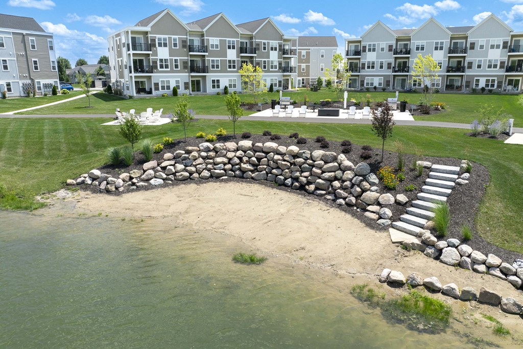 Private lake at Hudsonville, MI Apartments and Townehomes | Elmwood Lake Apartments in Hudsonville MI