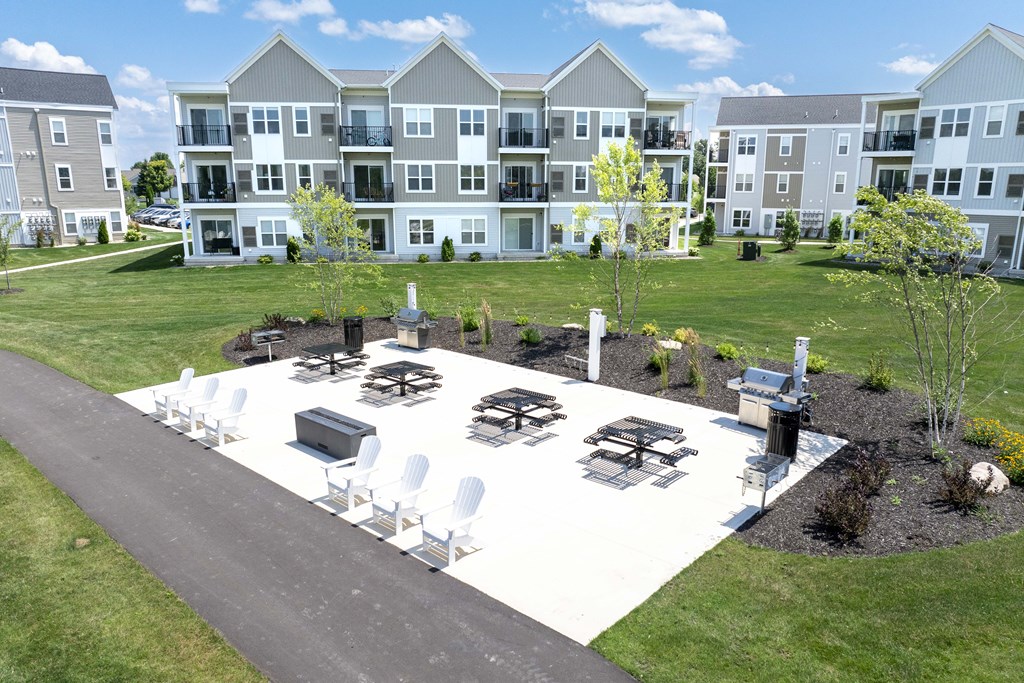 Resident picnic area at Hudsonville, MI Apartments and Townehomes | Elmwood Lake Apartments in Hudsonville MI