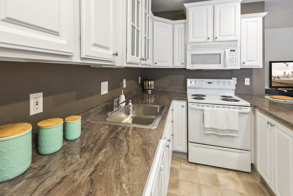 Spacious Kitchen in East Lansing Apartments near Michigan State University | Glenwood