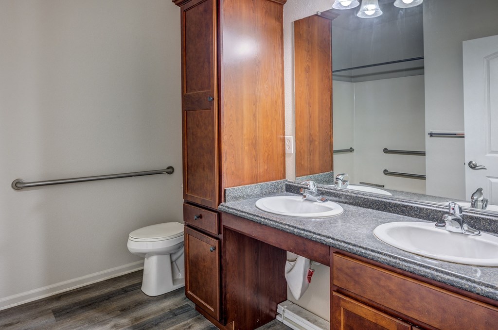 Spacious Bathroom in East Lansing Apartments near Michigan State University | The Hamptons
