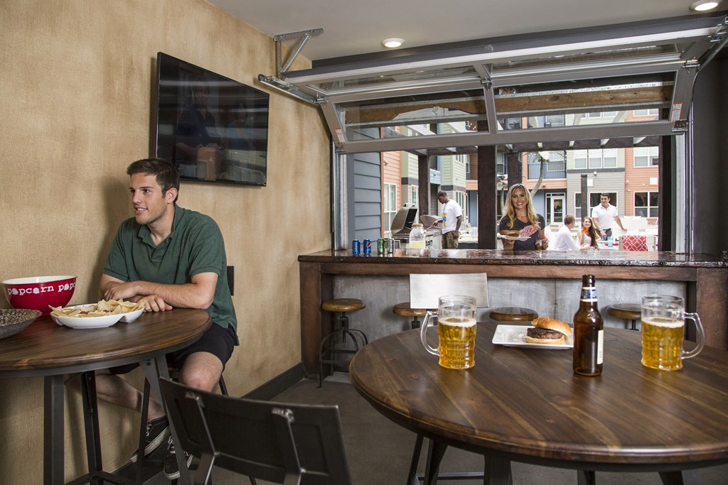 Resident Clubhouse Vista at the Heights of Eastwood Apartments