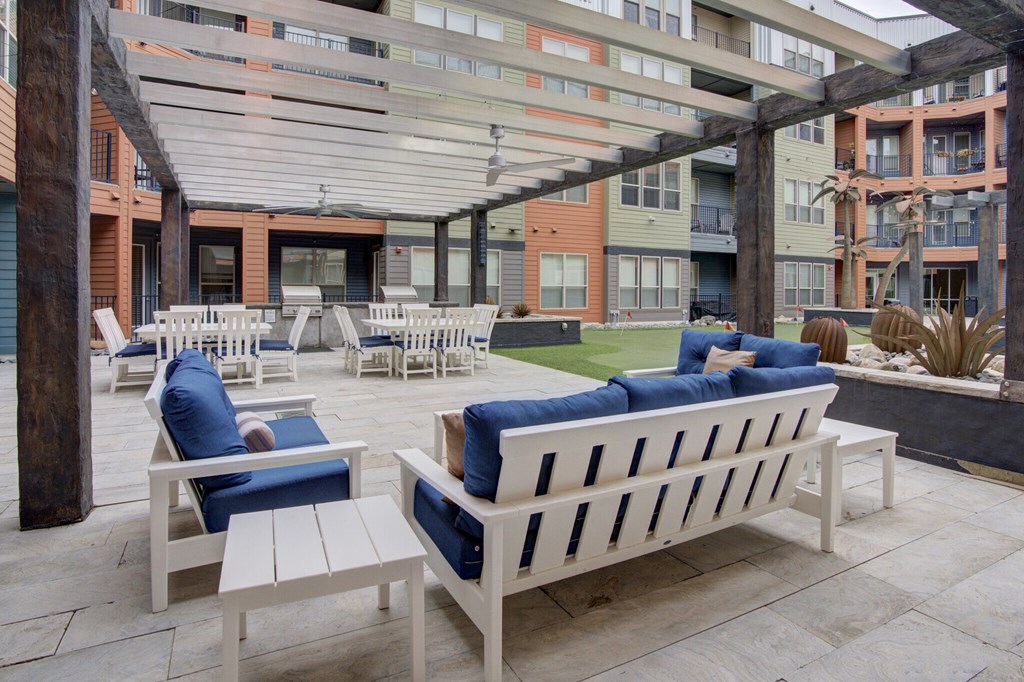 Resident courtyard with grills, putting green and hot tub | Vista at the Heights Apartments in Lansing MI