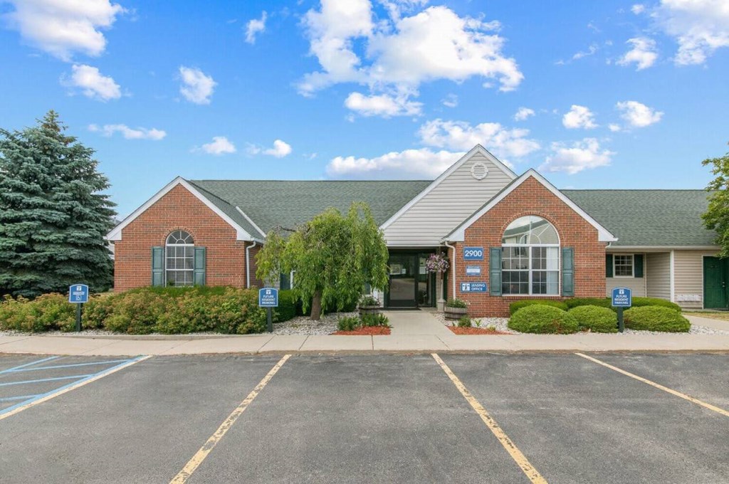 this is a photo of the leasing office at harvard square apartments in dallas, tx