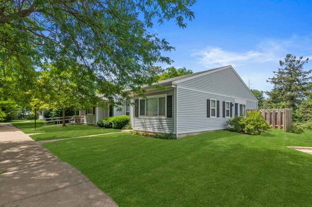 Entranceat Parchment Point Townhomes & Apartments - Parchment, MI, Parchment, 49004