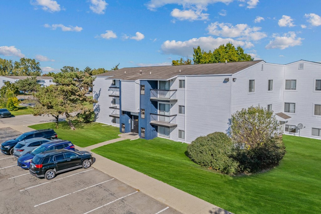 Building Exterior With Car Parking at Sterling Lake - Sterling Heights, MI, Michigan