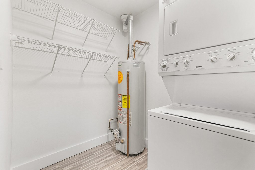 the laundry room is equipped with a washer and dryer