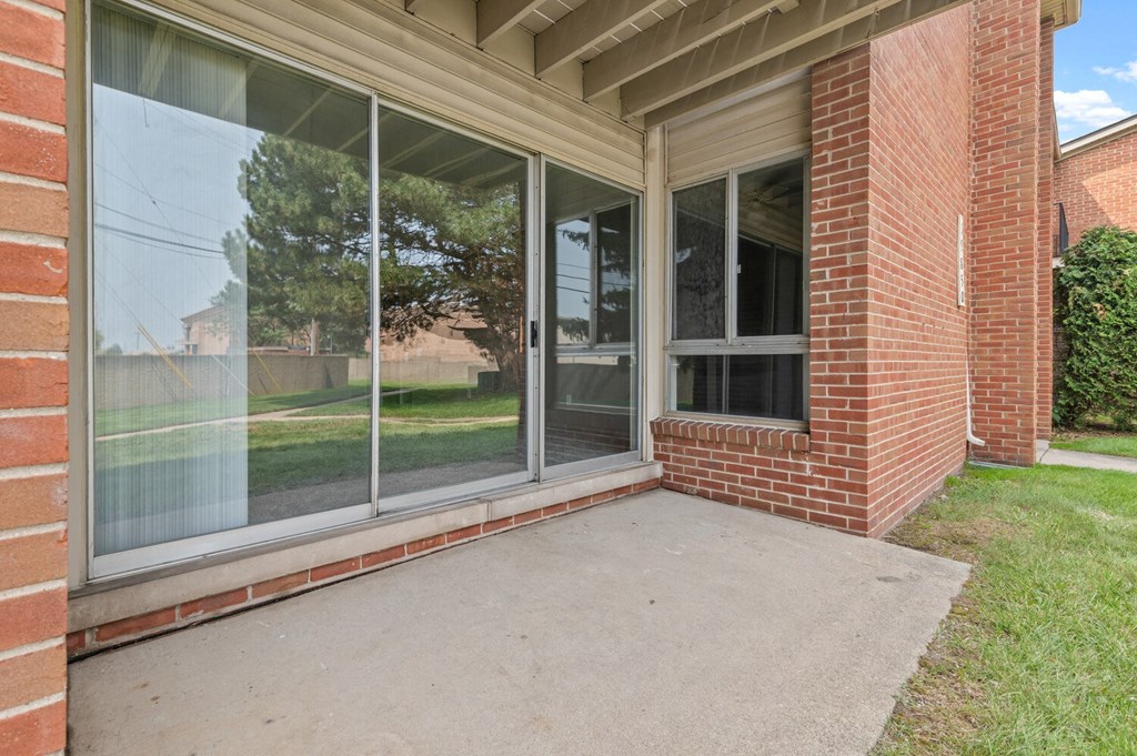 a patio at the acadia park apartments in houma, la
