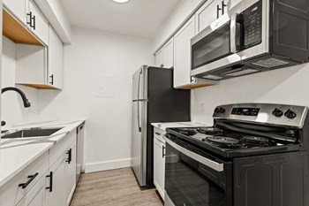 Newly Renovated Luxury Apartments in Clinton Township, MI - Photo Gallery 5