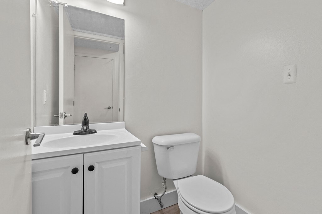 White Bathroom at Sterling Lake - Sterling Heights, MI, Michigan, 48312