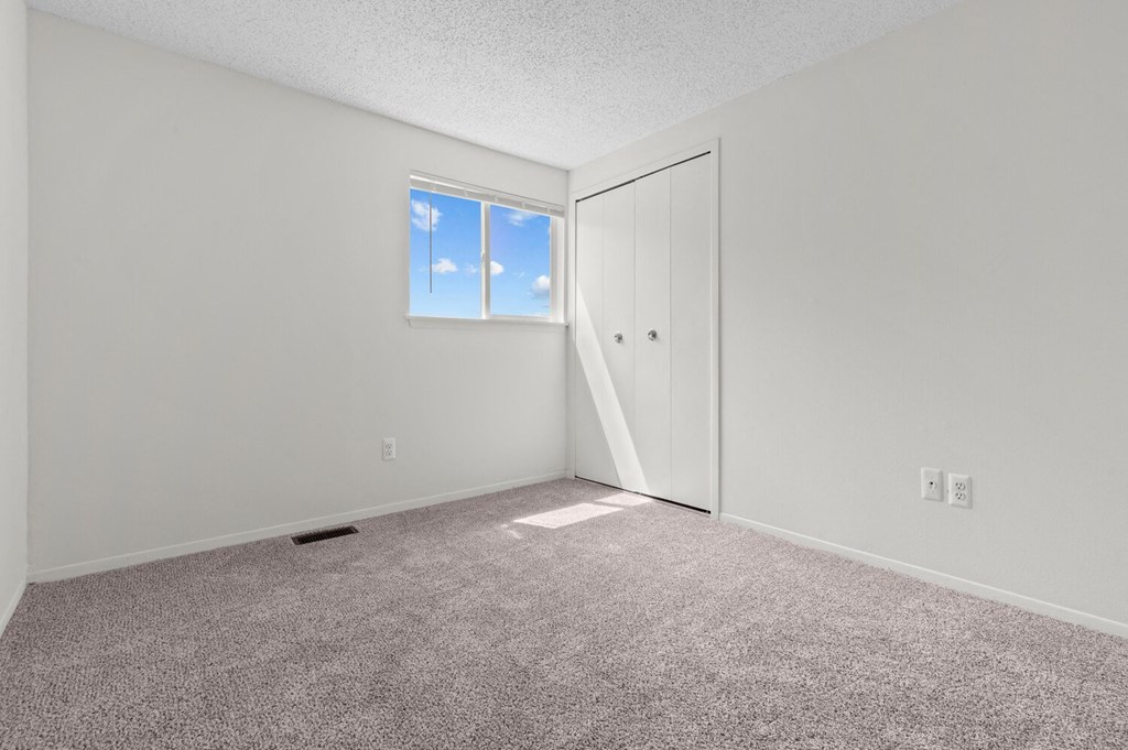 an empty room with carpet and a window at Sterling Lake - Sterling Heights, MI, Sterling Heights, 48312