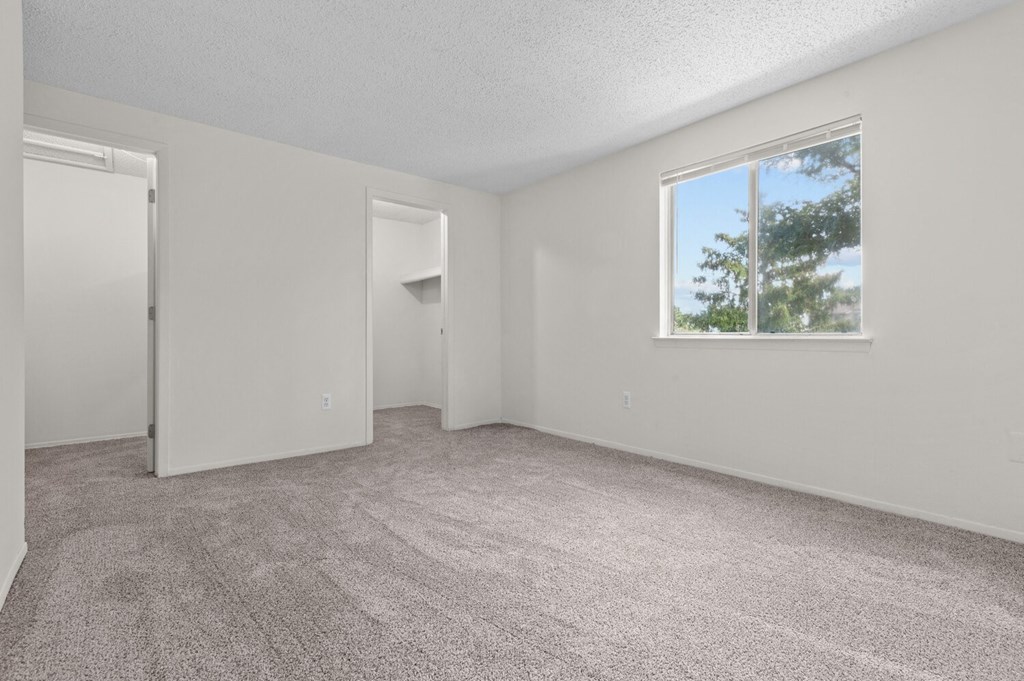 Carpeted Flooring at Sterling Lake - Sterling Heights, MI, Sterling Heights, Michigan