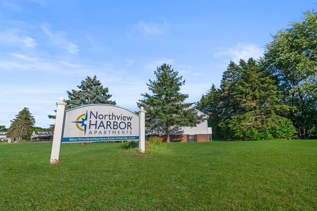 the sign for northwyn harbor apartments in front of a green grass field