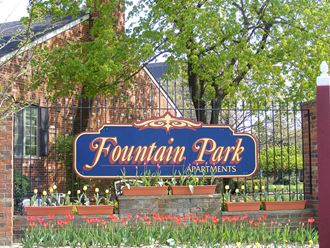 a sign that reads fountains park apartments