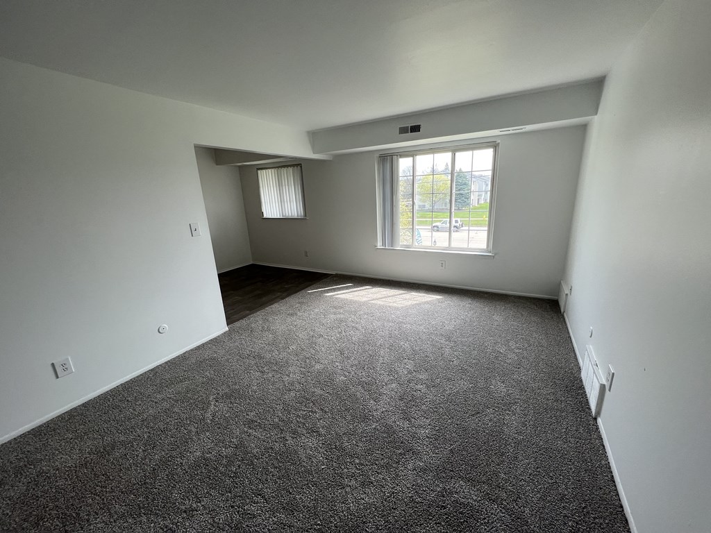 this is a photo of the living room of a 560 square foot, 1 bedroom apartment at