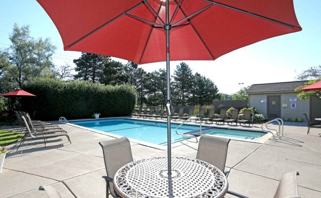Poolside Relaxing Area at Edge At Farmington Hills - Farmington Hills, MI, Farmington Hills, 48334