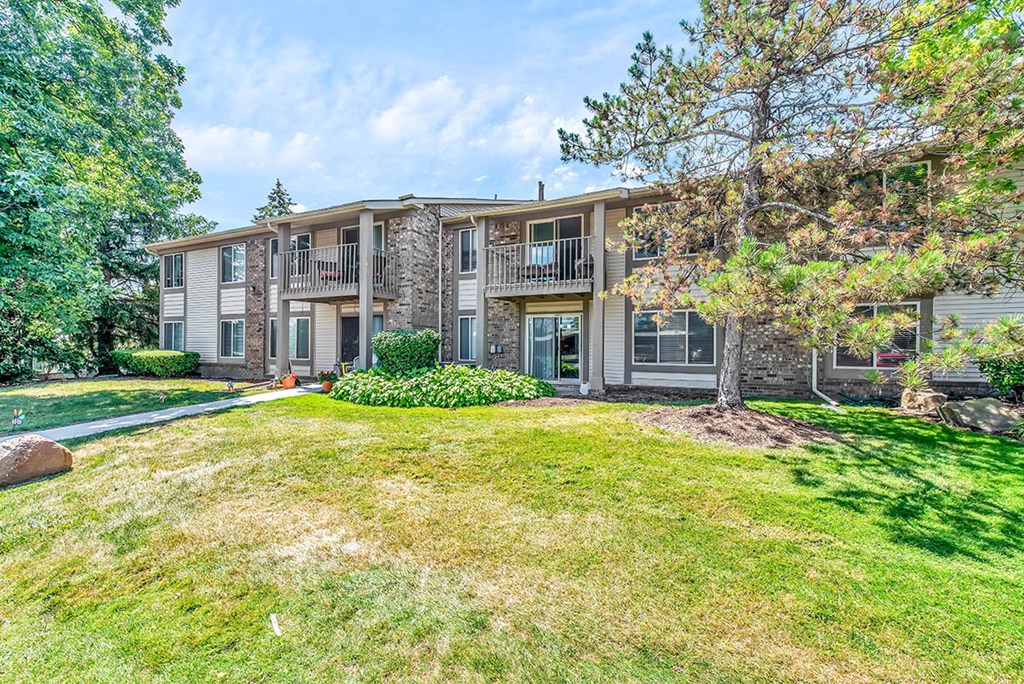 Lush Green Landscape at Edge At Farmington Hills - Farmington Hills, MI, Farmington Hills, Michigan