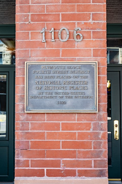 A plaque on a brick wall reads "1106" and "Pelhamuck Sleok".