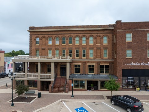 A building with a sign that says Morristown Threads.