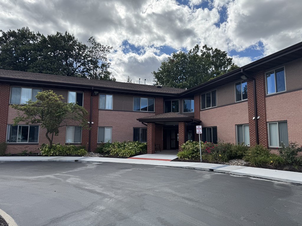 A building with a parking lot in front of it.