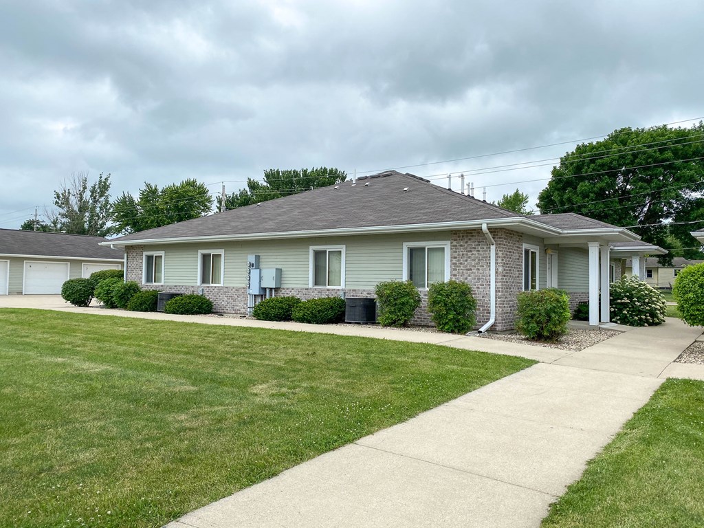 Hamilton Knolls grounds