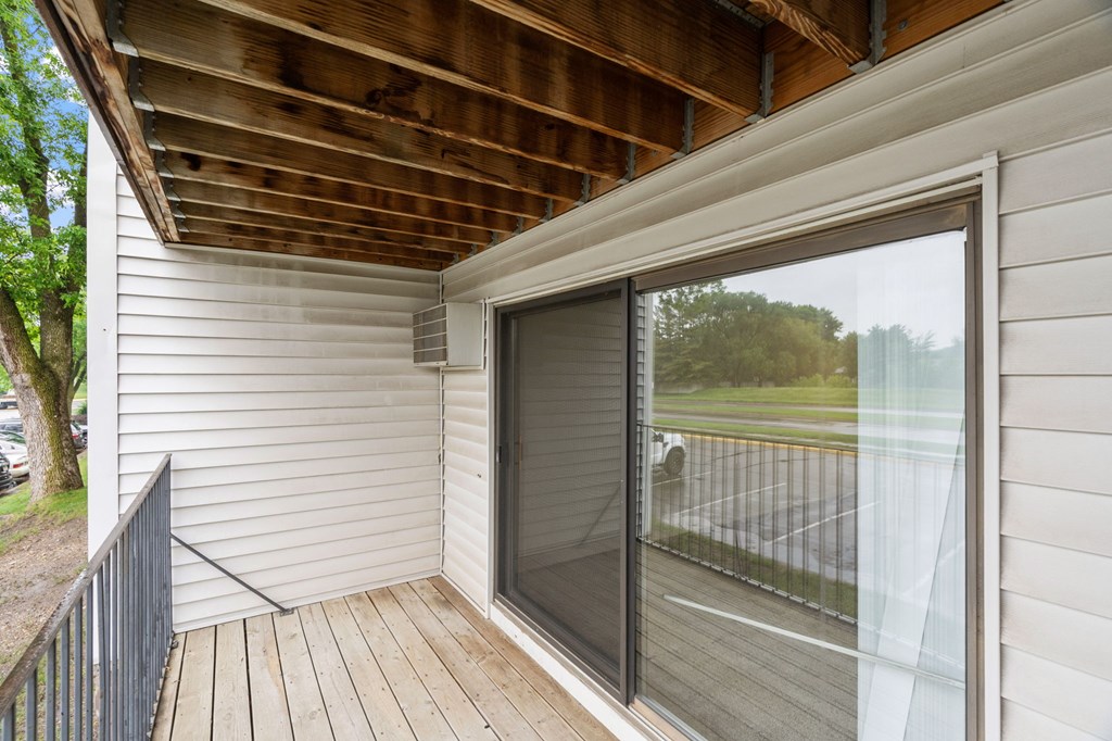 Willow Pond Apartments in Burnsville, MN Balcony