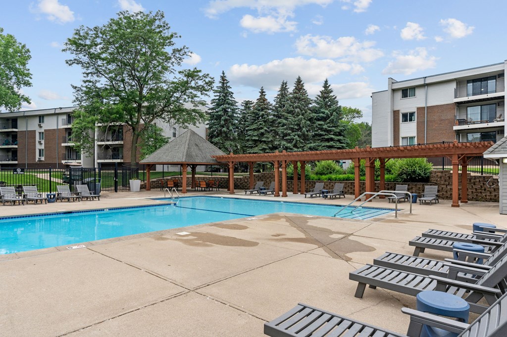 Outdoor Pool at Willow Pond, Burnsville, 55337