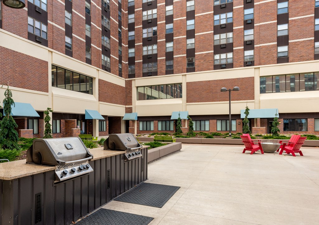 Outdoor Courtyard and Grills  at Mears Park Place, Minnesota