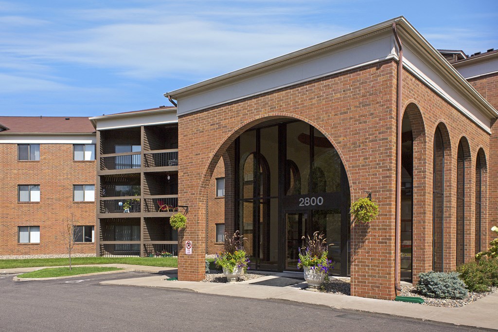 Exterior View at Cedars Lakeside, Little Canada, 55117