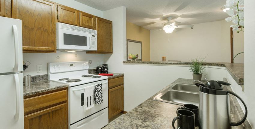 Eden Commons Apartments in Eden Prairie, MN Kitchen Electric Stove - Photo Gallery 1