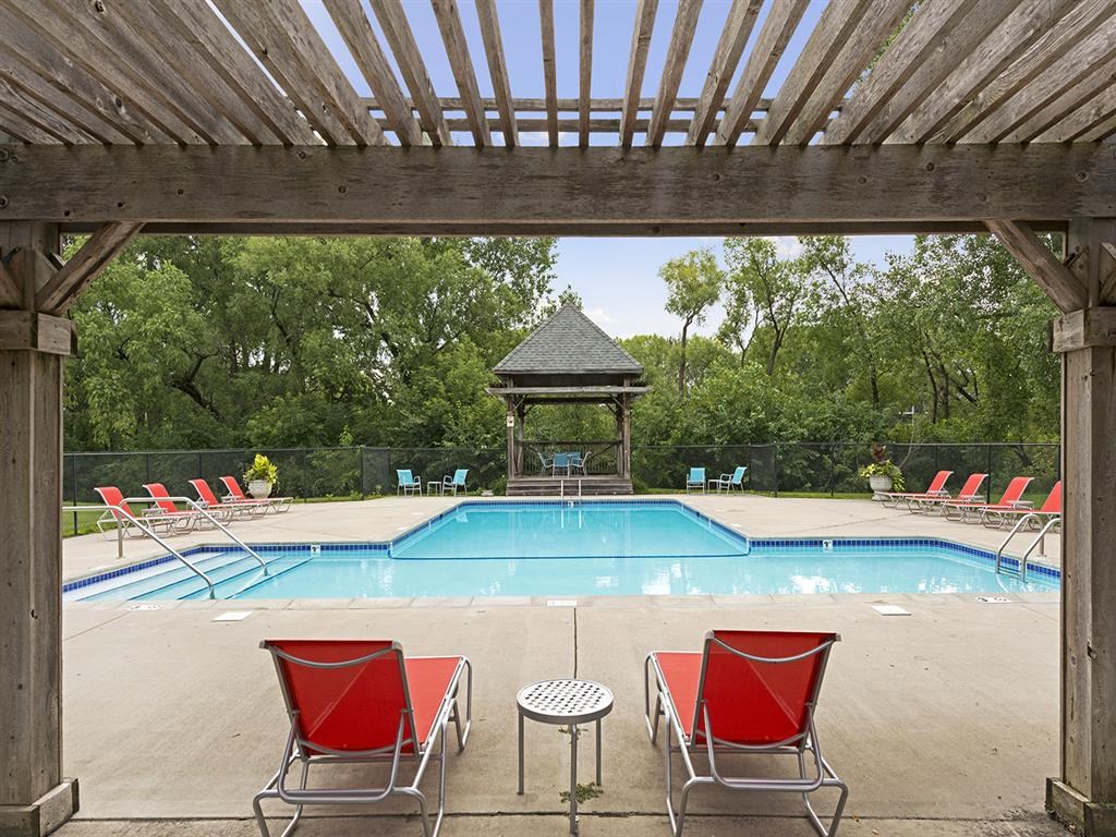 Willow Pond Apartments in Burnsville, MN Outdoor Pool