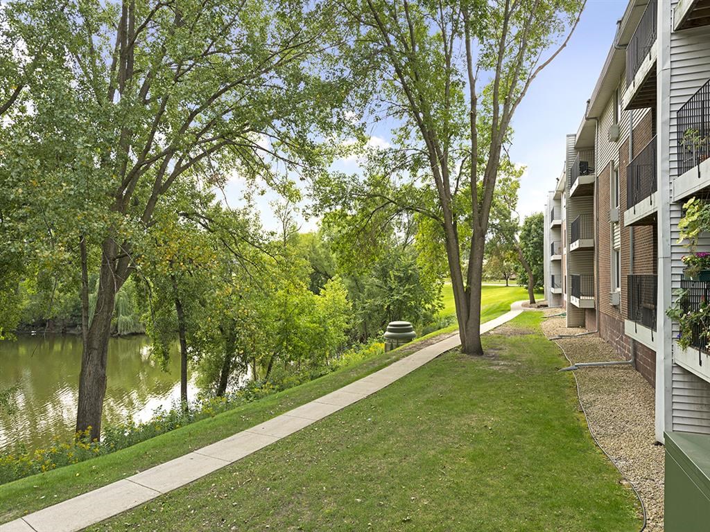 Willow Pond Apartments in Burnsville, MN Building Exterior