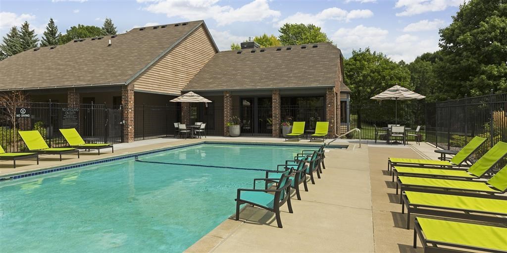 Eden Commons Apartments in Eden Prairie, MN Outdoor Pool