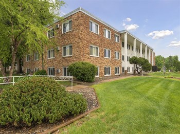 Silver Lake Apartments in New Brighton, MN Building Exterior