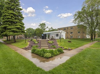 Silver Lake Apartments in New Brighton, MN Building Exterior