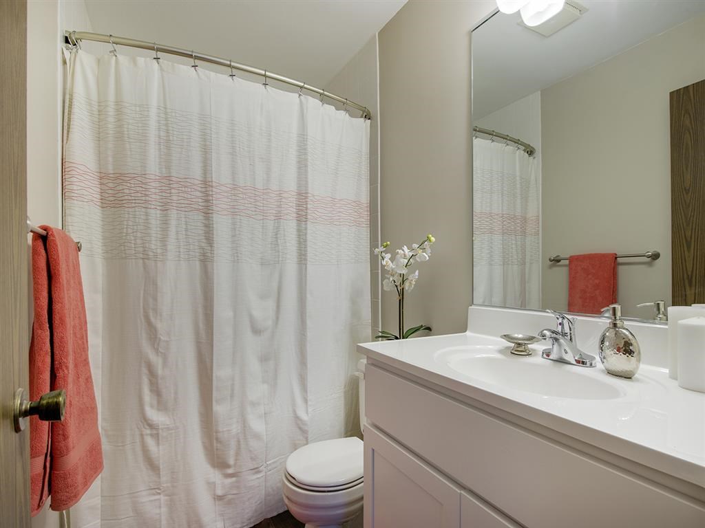 Oakwood Apartments in Plymouth, MN Bathroom