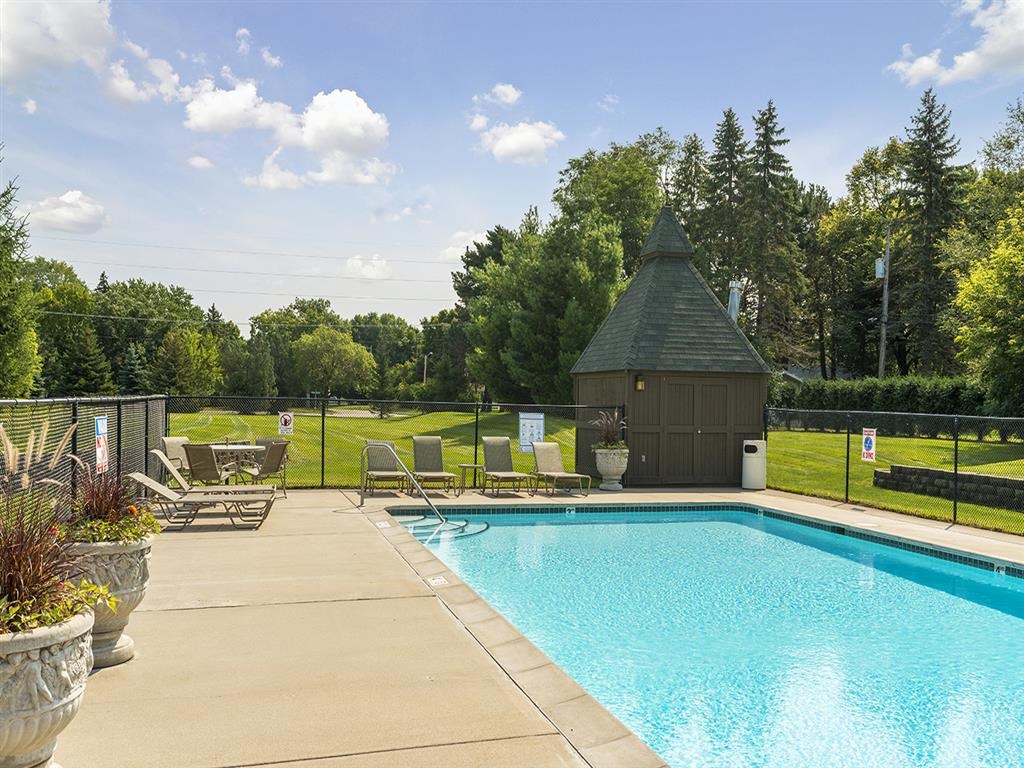 Oakwood Apartments in Plymouth, MN Outdoor Pool