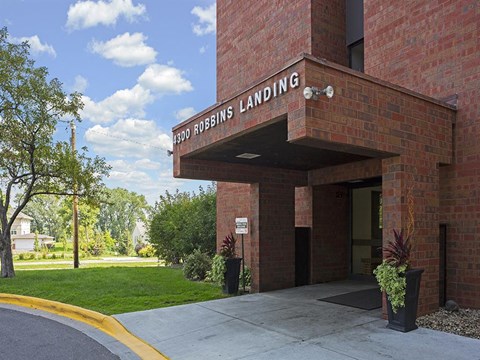 Robbins Landing Apartments in Robbinsdale, MN Building Exterior