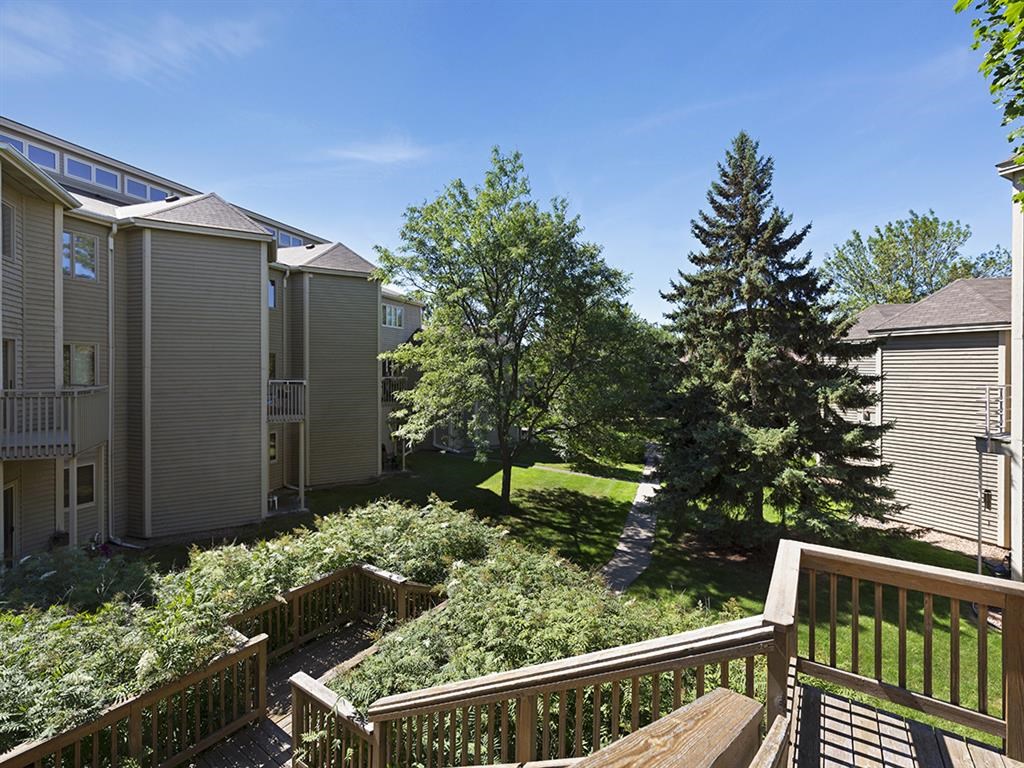 MacLaren Hill Apartments in St. Paul, MN Deck Views