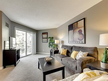 MacLaren Hill Apartments in St. Paul, MN Living Room