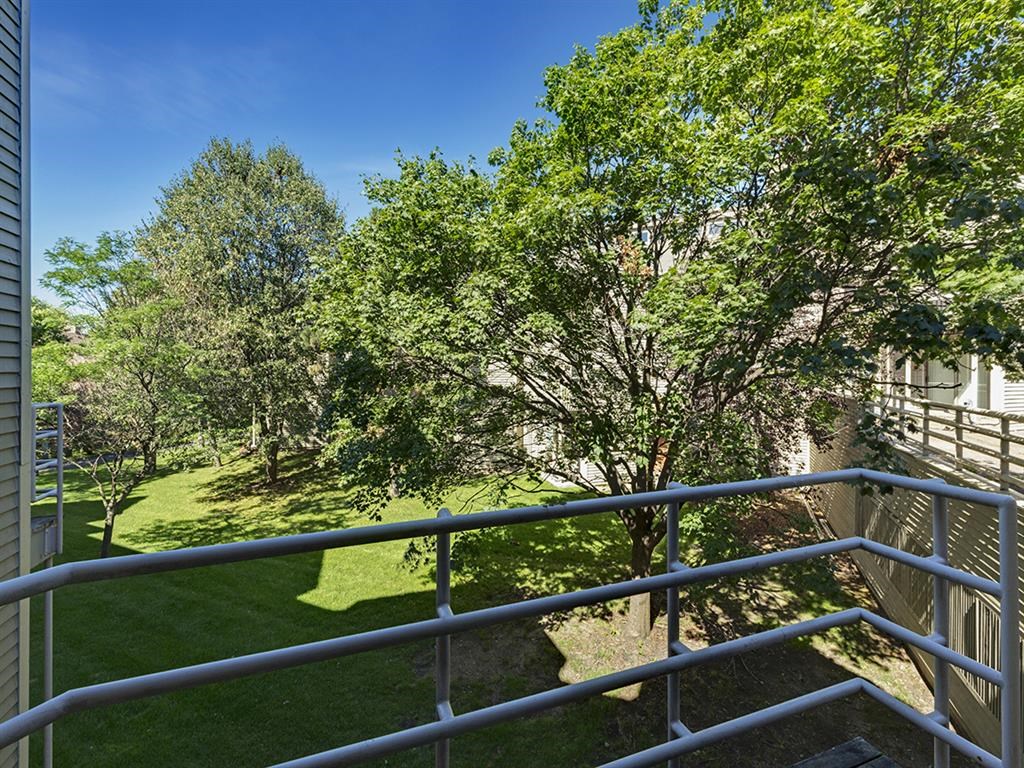 MacLaren Hill Apartments in St. Paul, MN Balcony
