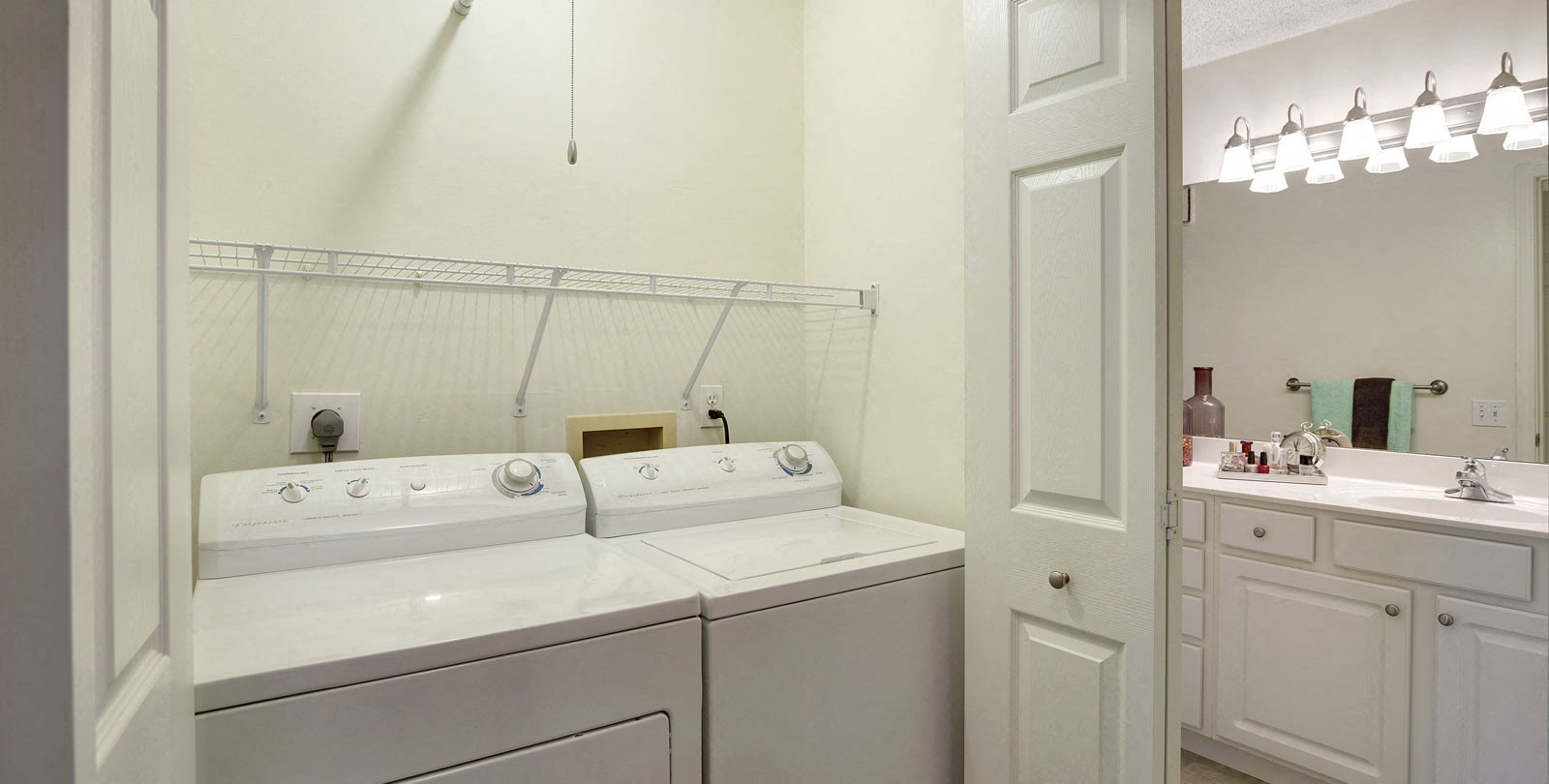 Mallard Creek Apartments in Golden Valley, MN Full Size Washer and Dryer