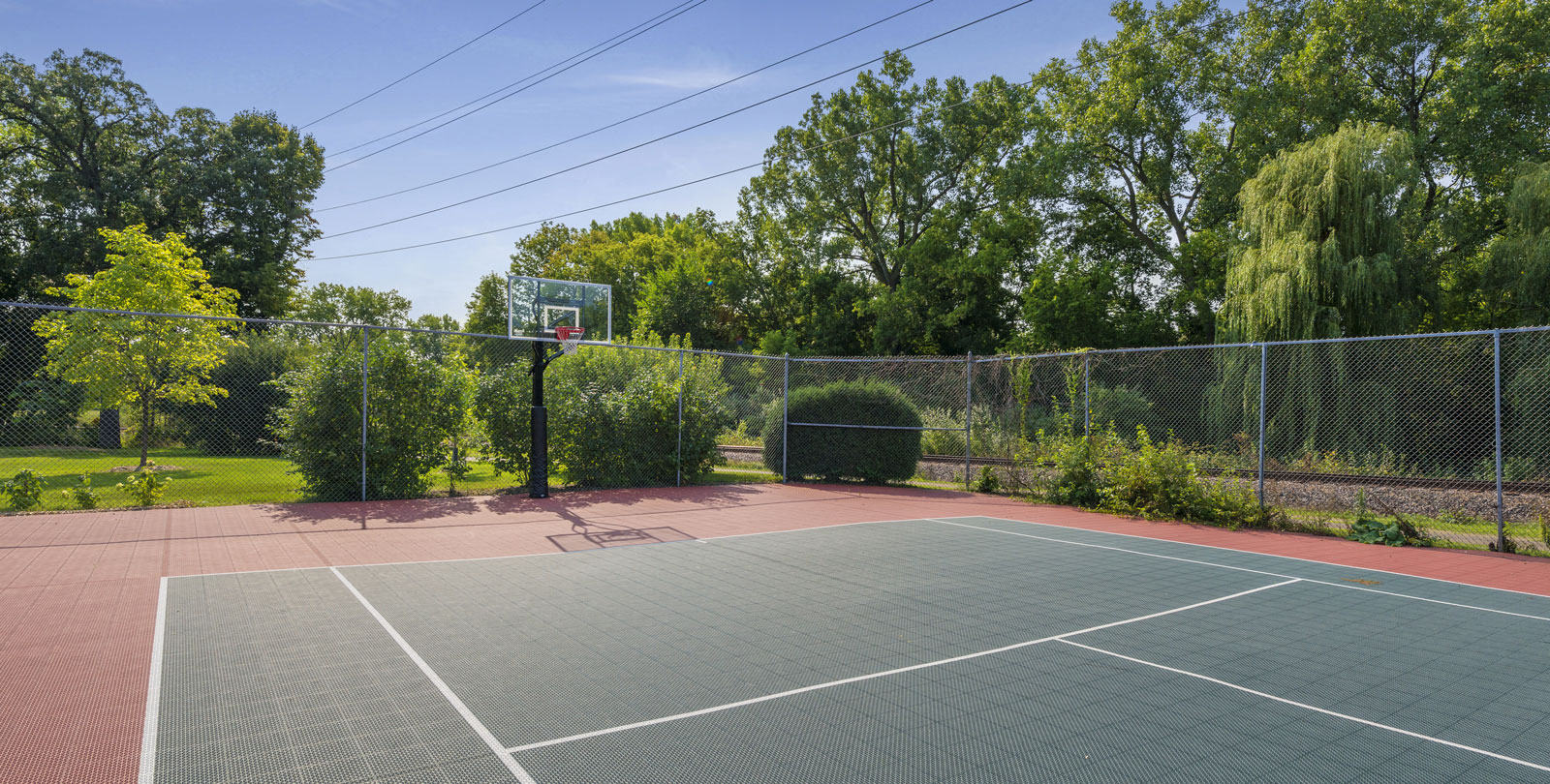 Medicine Lake Apartments in Plymouth, MN Multi-sport Court