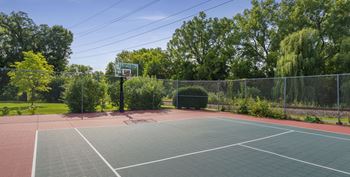 Medicine Lake Apartments in Plymouth, MN Multi-sport Court