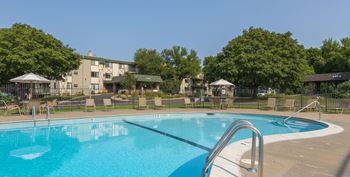 Medicine Lake Apartments in Plymouth, MN Outdoor Pool